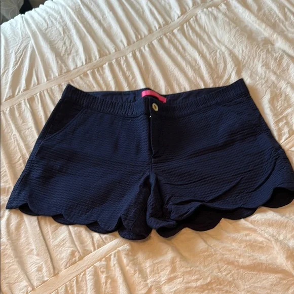 Lilly Pulitzer Navy Scalloped Women Shorts
-
Buttercup Stretch - Picture 1 of 4